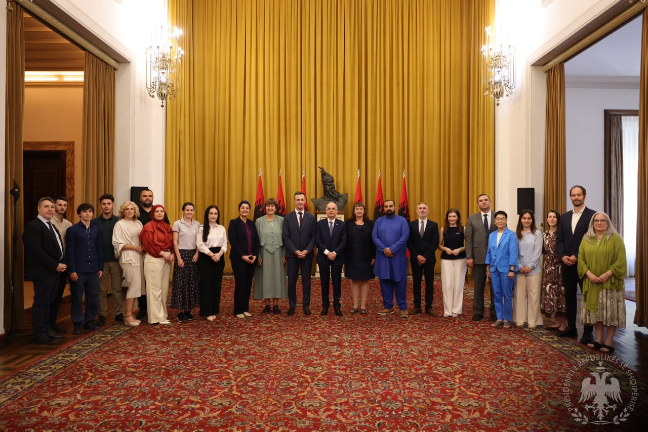 Presidenti Begaj pret Këshillat Ndërfetarë të Europës  Diktatura shembi objektet e kultit  por nuk zhbëri besimin e shqiptarëve në Zot