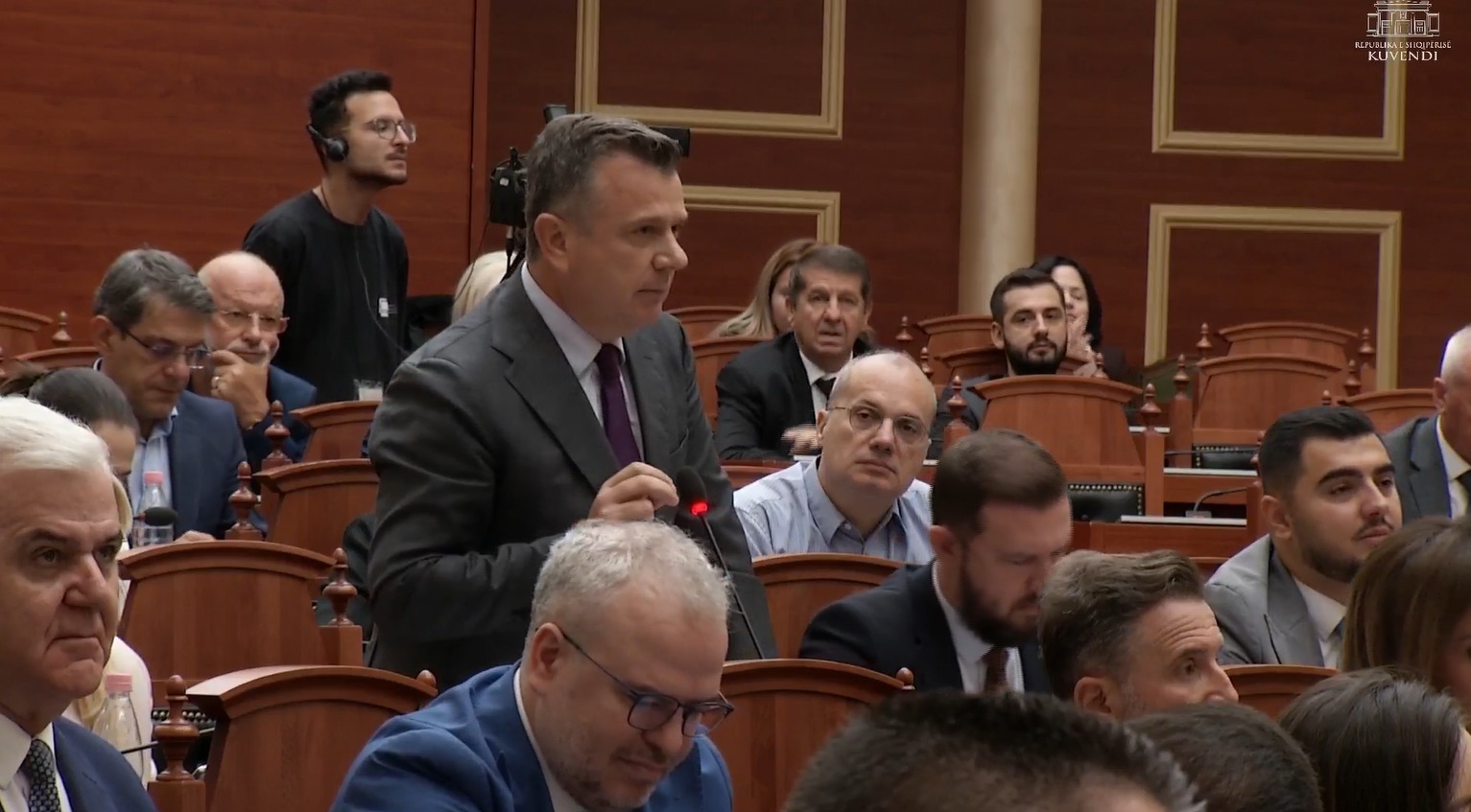 balla-i-pergjigjet-bardhit-ploteso-kerkesen-e-protestuesve-co-berishen-ne-burg-kreu-i-pd-taulant-ti-je-b-ndra