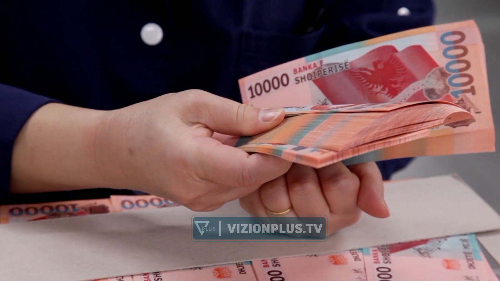 Shqiptarët shtojnë kursimet  ekspertët  Një pjesë e parave mund të investohen në tregun e kapitaleve
