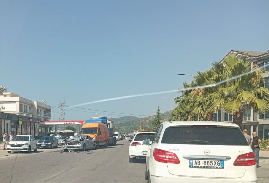 Aksident zinxhir në aksin Elbasan Metalurgji  përfshihen katër automjete