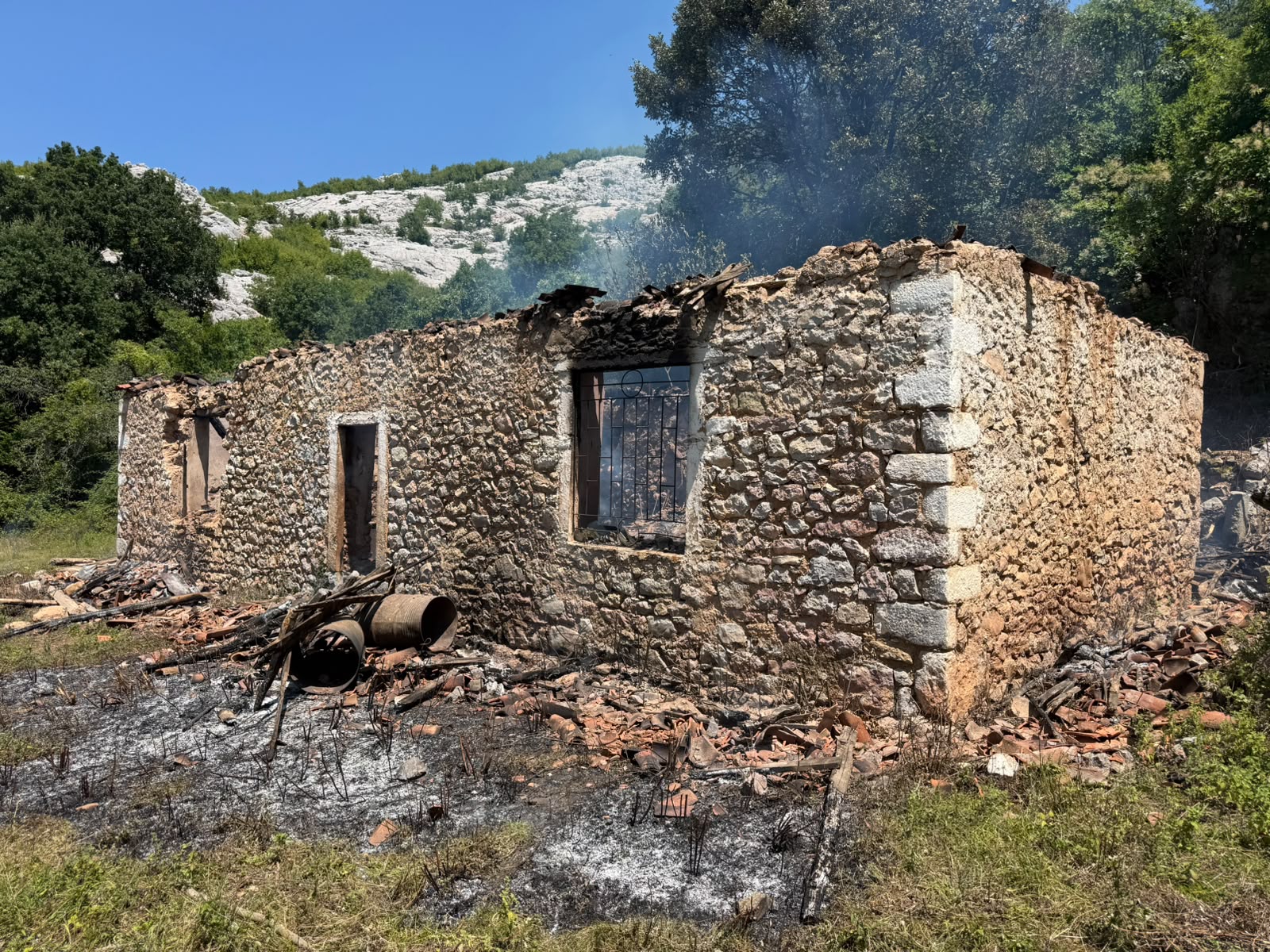 Shkodër  Zjarr në një banesë në Postribë  dyshohet se brenda ndodhen një grua me dy fëmijë