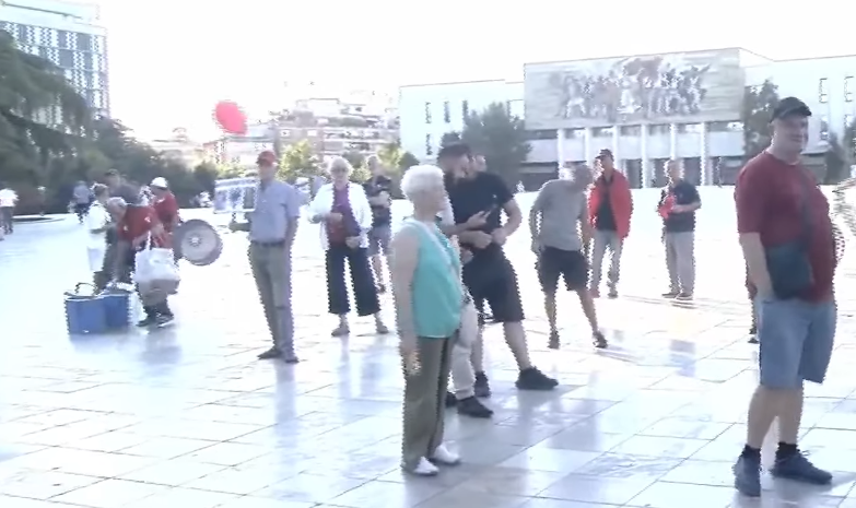 Dita e 41 të e protestës  nis grumbullimi i qytetarëve