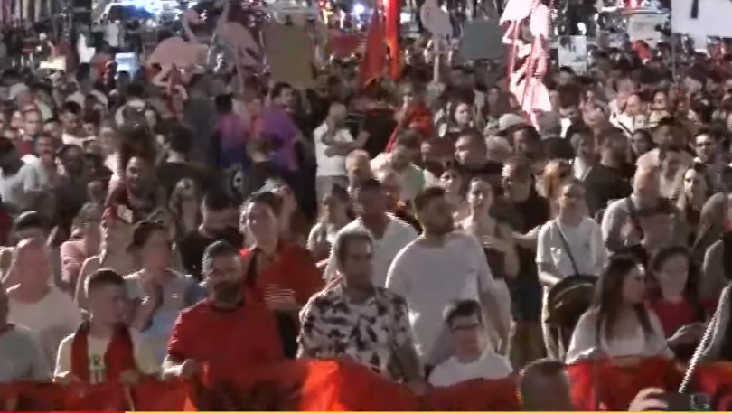 Mbyllet dita e 32 të e protestës  nis marshimi në rrugët e Tiranës  Qytetarët paralajmërojnë nesër një tjetër protestë para Kuvendit