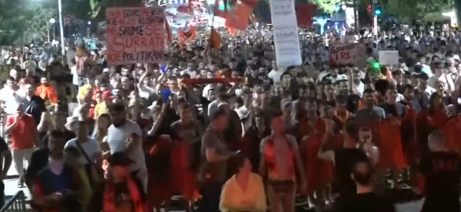 Dita e 42 të e protestës  qytetarët nisin marshimin në rrugë