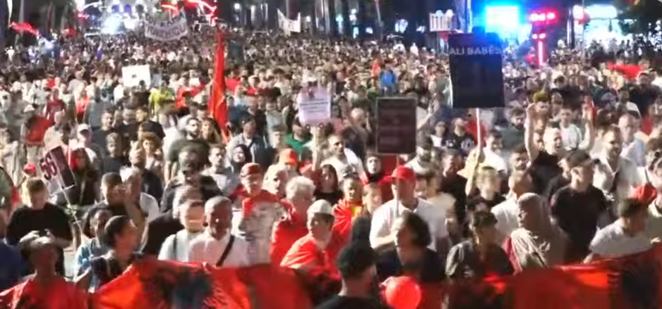 Dita e 56 të e protestës  nis marshimi i qytetarëve në rrugë