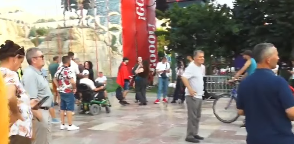 Dita e 33 të e protestës  nis grumbullimi i qytetarëve