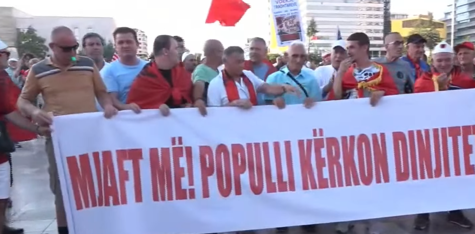 Dita e 35 të  protestës i bashkohet sërish Diaspora  Qytetarët grumbullohen në sheshin  Skënderbej 