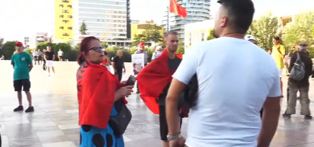 Dita e 37 të e protestës  nis grumbullimi i qytetarëve në sheshin  Skënderbej 