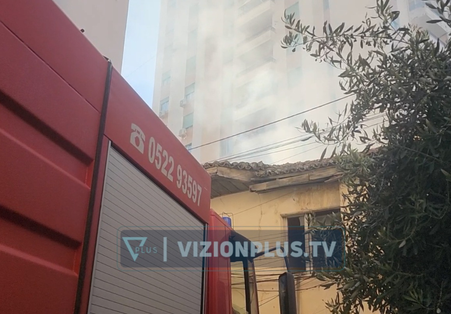 Dy banesa përfshihen nga zjarri në Durrës