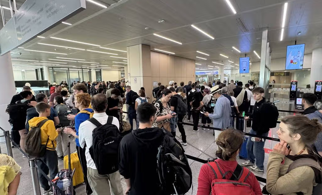 Rradhë të gjata në aeroportet e BE  mijëra pasagjerë detyrohen të presin për shkak të kontrollit