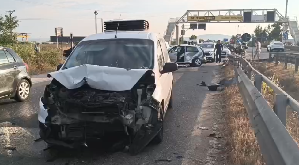 Aksident tek  Pushimi i shoferit  në autostradën Lushnje Fier  një nga shoferët përfundon në spital