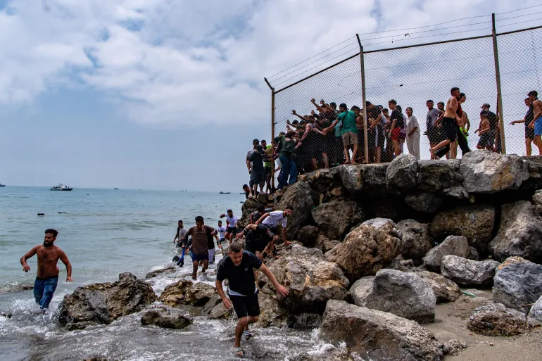 Pas hyrjes së emigrantëve në Ceuta  Franca rrit numrin e efektivëve në kufirin me Spanjën