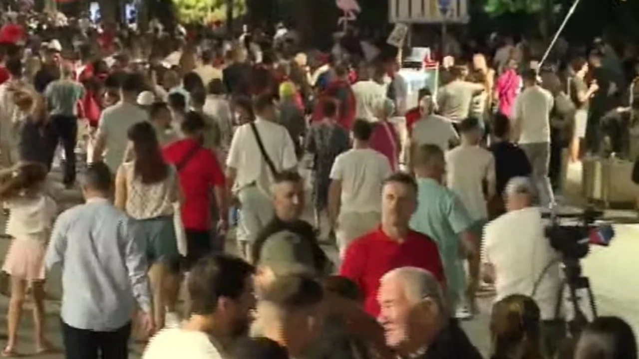 Përfundon protesta  qytetarët nisin marshimin nëpër Tiranë