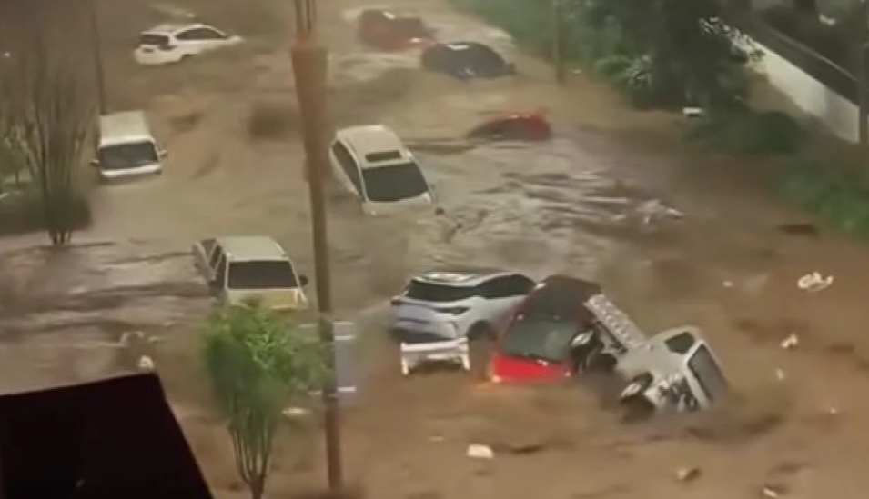 Kaos nga moti ekstrem në Kinë  mijëra banorë të izoluar nga përmbytjet  rrugët e makinat zhduken nën ujë  VIDEO 