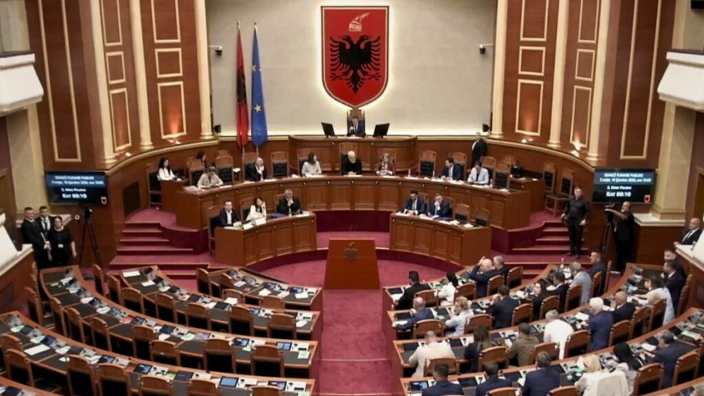Kuvendi në seancë plenare  prezantohet rendi i ditës  bojkoton opozita
