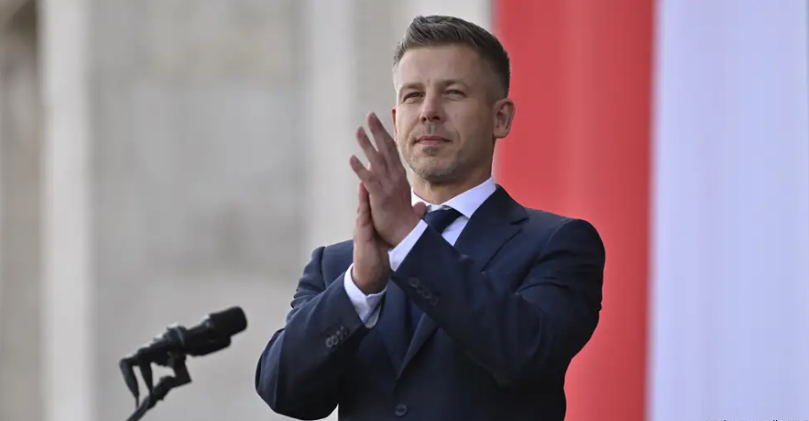 Hungaria çmonton sistemin e Orbanit  Magyar shfuqizon  trashëgiminë  e paraardhësit me ndryshime kushtetuese