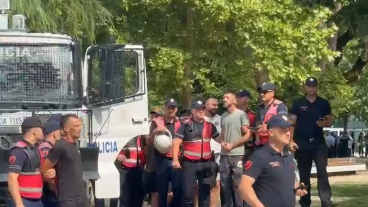 Protestuesit pengojnë Peleshin të dalë nga Kuvendi
