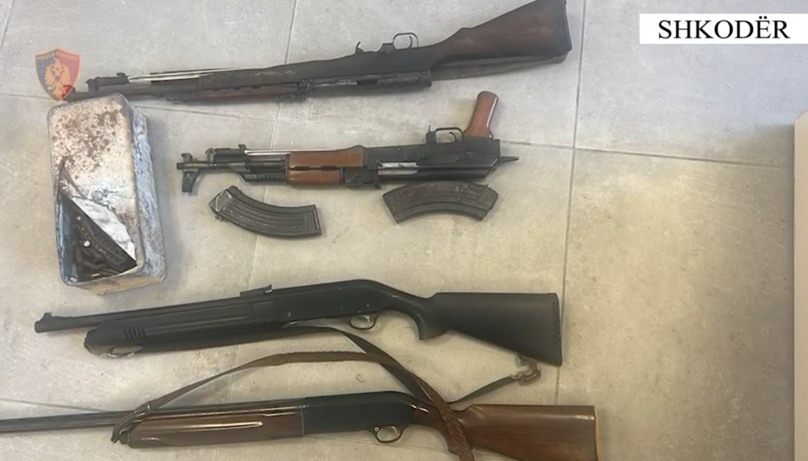 Shkodër  Arrestohet 21 vjeçari me arsenal armësh në banesë  sekuestrohet automatik  pushkë dhe municion  EMRI 