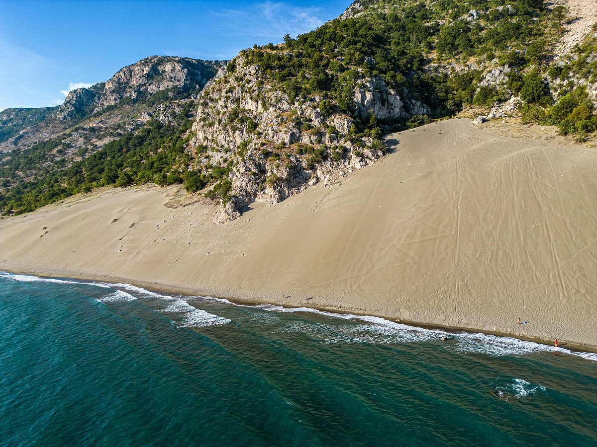 Nënë e bir shpëtohen nga mbytja  shmanget tragjedia në plazhin e Shëngjinit