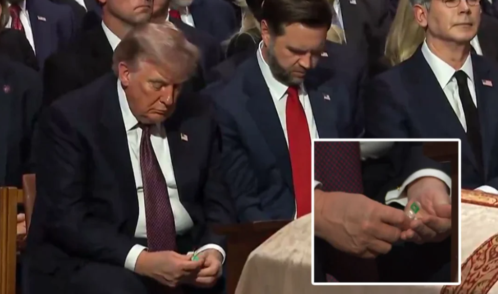 Trump bëhet viral gjatë funeralit të senatorit amerikan  momenti kur i ofron karamele të pranishmëve