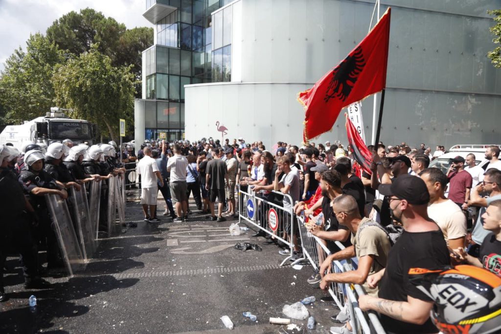 Arrestime për dhunën në protestë  Orion Peçi dhe Artemisa Islamaj  nën akuzë për gjashtë vepra penale