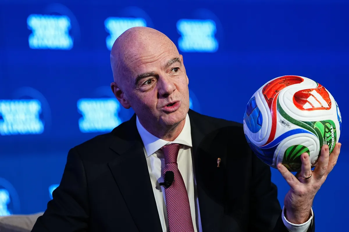 FIFA tërhiqet nga  privatizimi  i Botërorit  Presioni bën efekt  Infantino  Propozimi krijoi përçarje  nuk do zbatohet