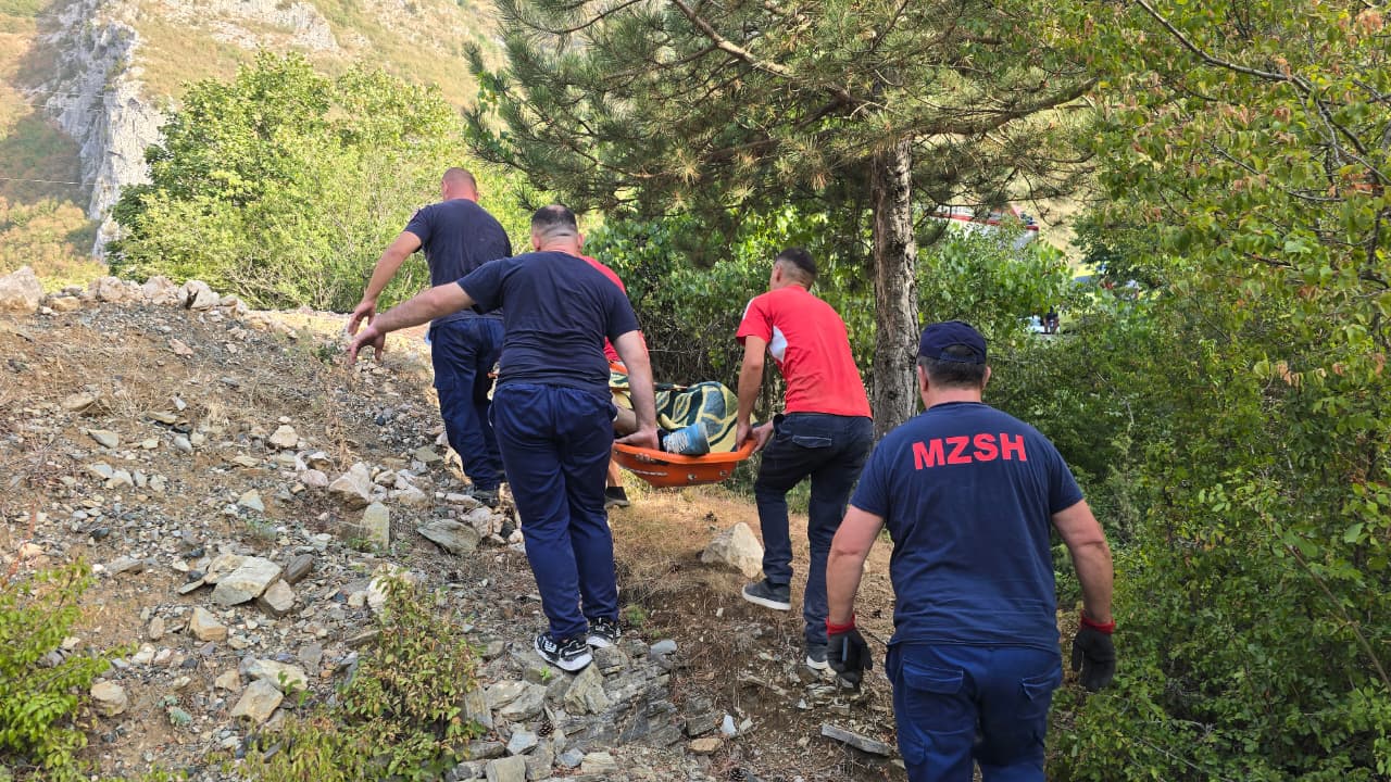 Aksidenti tragjik në Mirditë  në makinë tre të rinj  viktimë një 20 vjeçar  Të plagosurit nisen drejt Traumës me helikopter