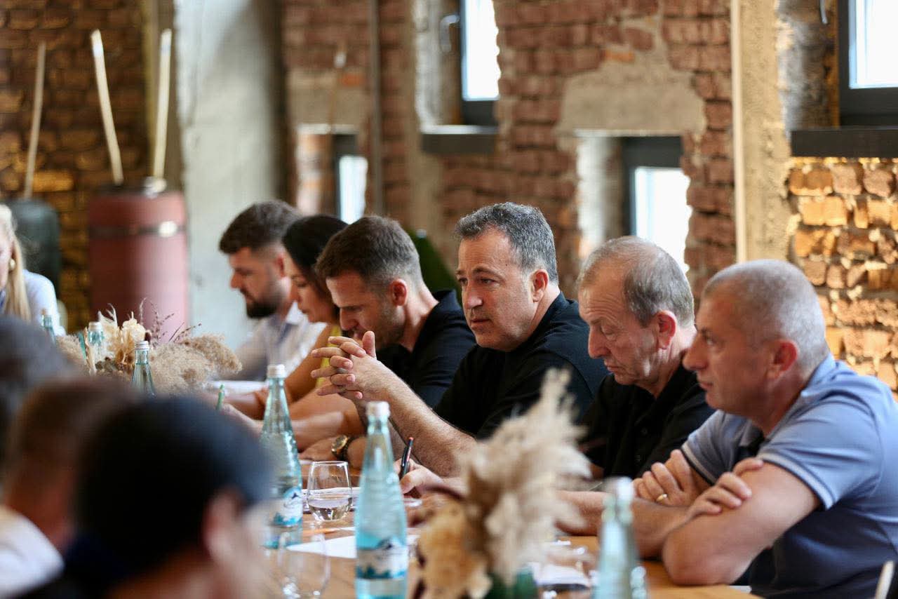 niko-peleshi-mbledh-deputetet-e-korces-kerkon-me-shume-angazhim-ne-terren-dhe-reagim-per-problematikat-e-qarkut