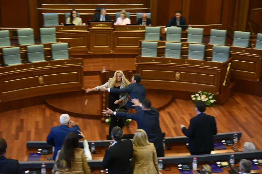 Përshkallëzohet situata në Kuvendin e Kosovës  deputetja sulmon me vezë Albin Kurtin