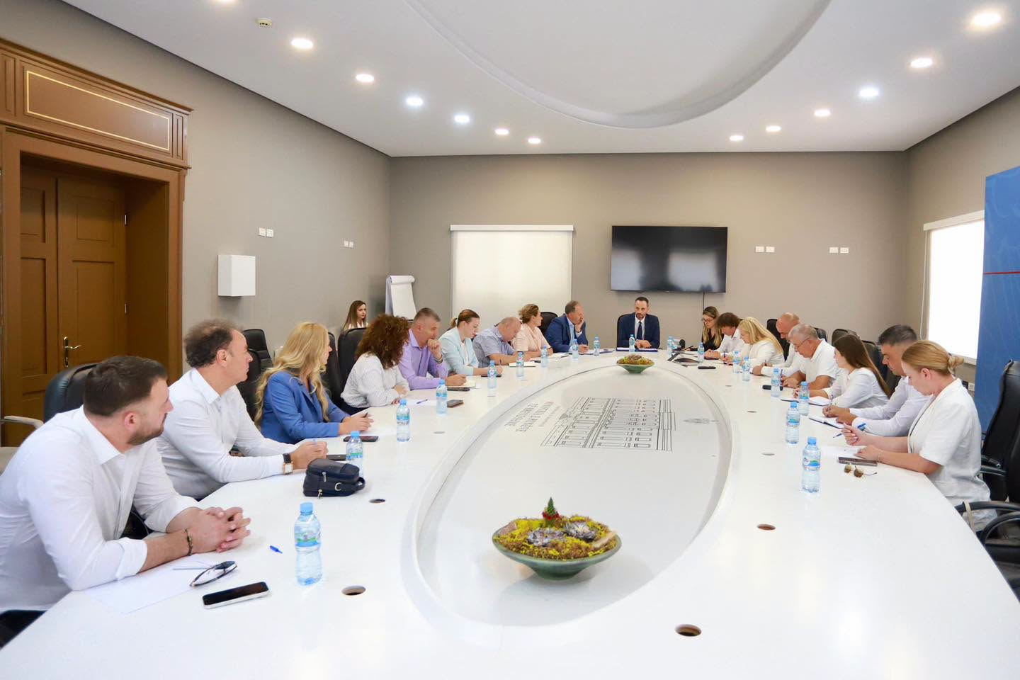  Çdo shqetësim i qytetarëve meriton përgjigje   Lamallari mbledh prefektët e 12 qarqeve  përcjell porositë e Ramës