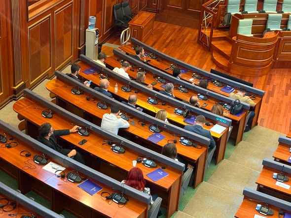 Opozita  Kurti  Uzurpator i qeverisë  PDK dhe AAK i bëjnë thirrje që të kthehet në Kuvend për konstituimin