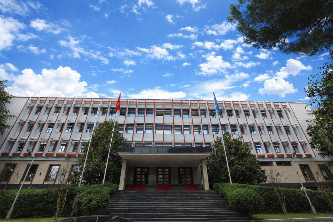 Pritjet e gjata në pikat kufitare  ministria e Jashtme  Po bisedojmë me autoritetet malazeze dhe kroate