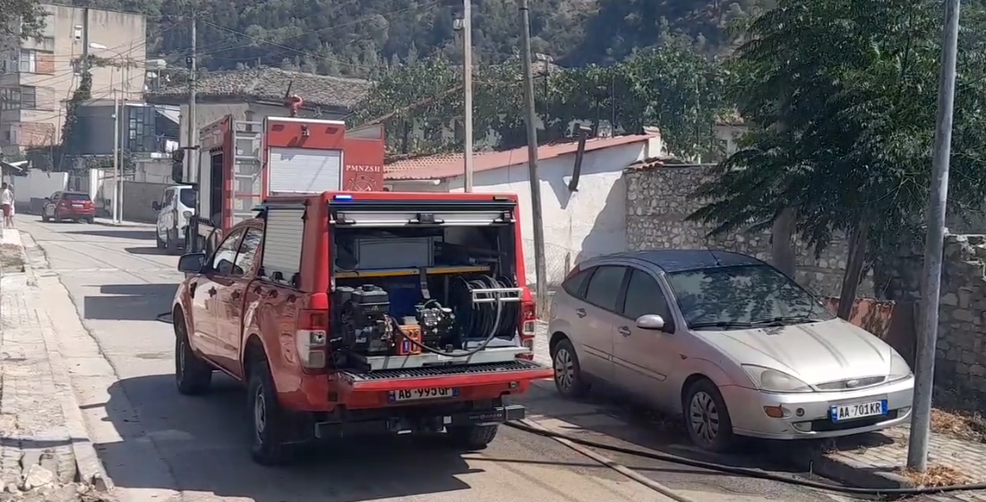 Zjarr në dy banesa në Berat  flakët rrezikuan një objekt monument kulture