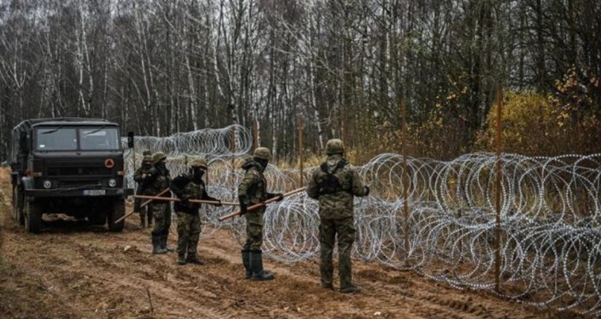 sherbente-per-hyrje-te-paligjshme-te-migranteve-zbulohet-ne-letoni-nje-tunel-nen-kufirin-me-bjellorusine