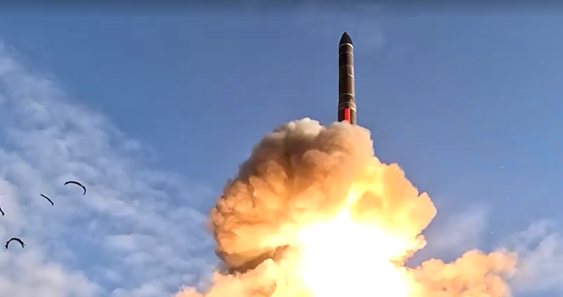 Rusia nxjerr në provë armën strategjike  testohet raketa balistike ndërkontinentale