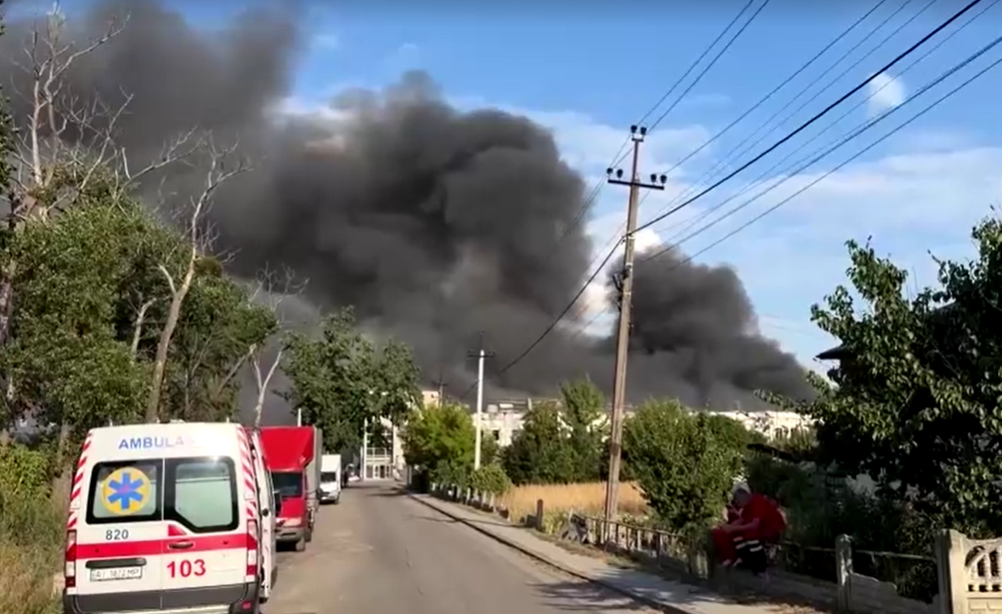 Qielli mbulohet nga tymi  dronët rusë godasin depot në Ukrainë