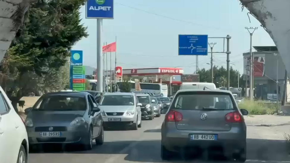 edhe-kete-fundjave-trafik-i-renduar-ne-aksin-elbasan-tirane-shoferet-perballen-me-radhe-kilometrike-makinash
