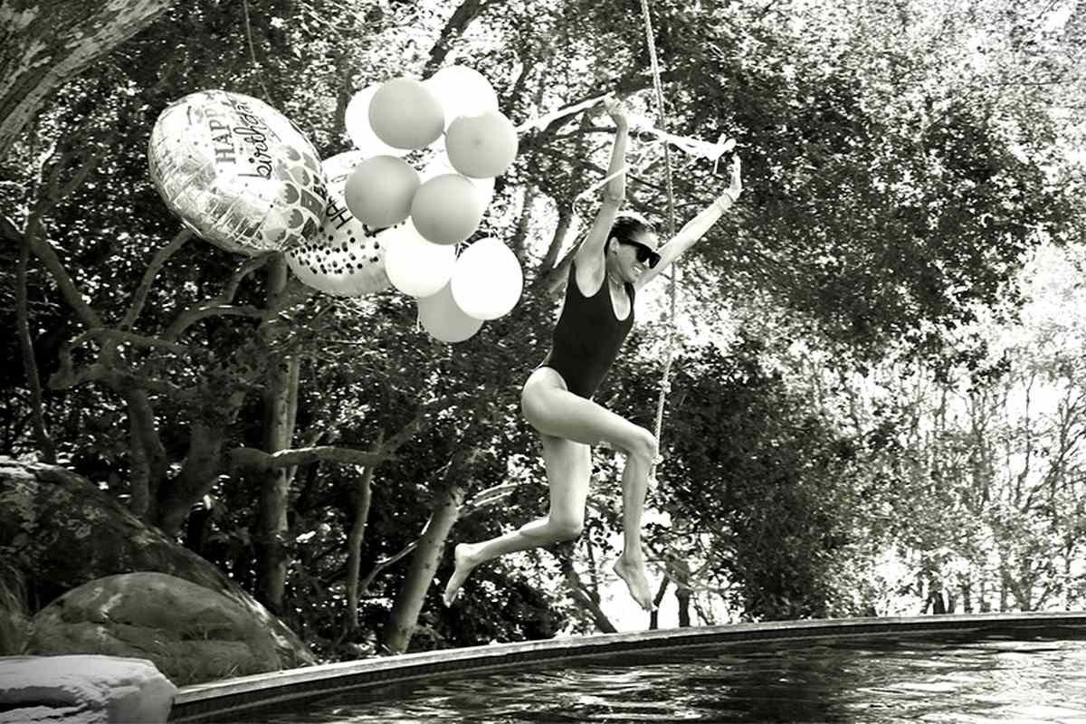 Meghan Markle feston 45 vjetorin  surprizon ndjekësit me fotot nga festa e ditëlindjes