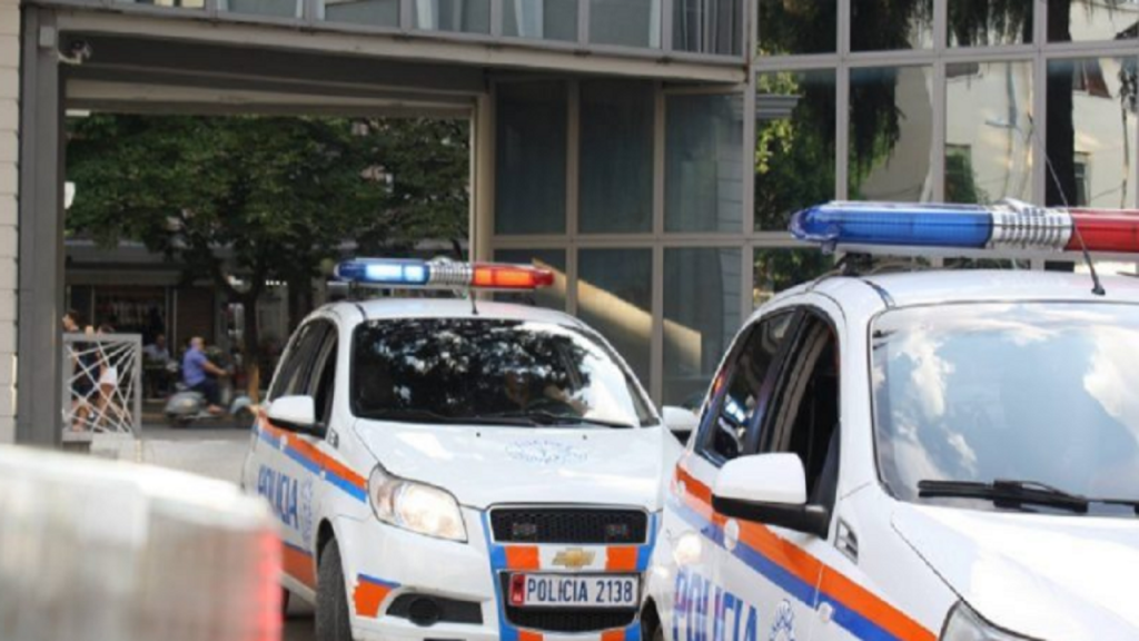 Pronari lë ndezur makinën dhe zbret  italiani i vjedh Audi Q5  përplas disa makina dhe plagos një polic para arrestimit