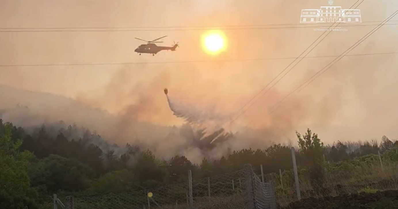Zjarri në Gojan të Madh  vijon ndërhyrja nga toka dhe ajri  nis evakuimi i banorëve