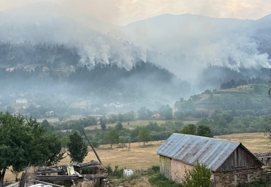 Situatë kritike në Lurë  zjarri i afrohet banesave  vazhdon ndërhyrja nga ajri