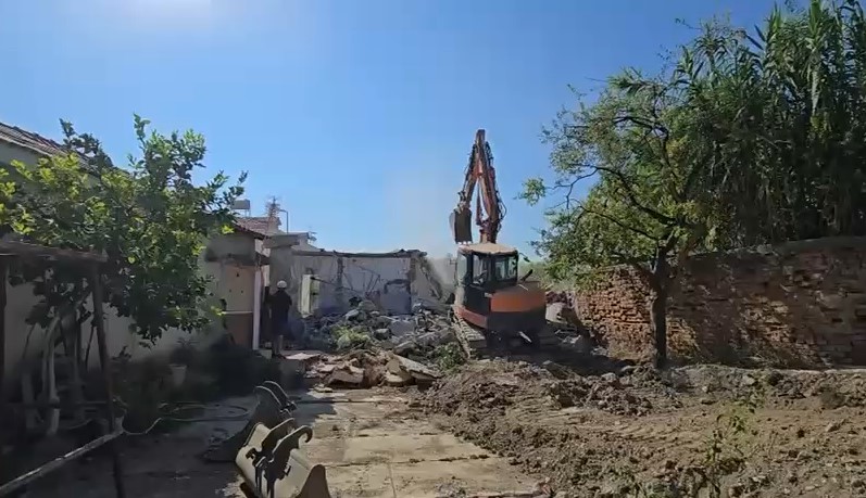 IMT nis shembjen e ndërtesave që janë ngritur mbi kanalet kulluese në Vlorë   hidhet në tokë  marketi