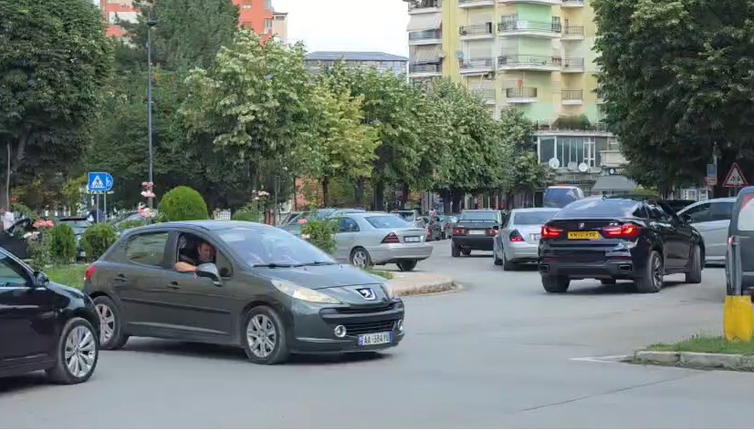 fluks-i-madh-automjetesh-drejt-festes-se-birres-ne-korce-krijohen-radhe-te-gjata
