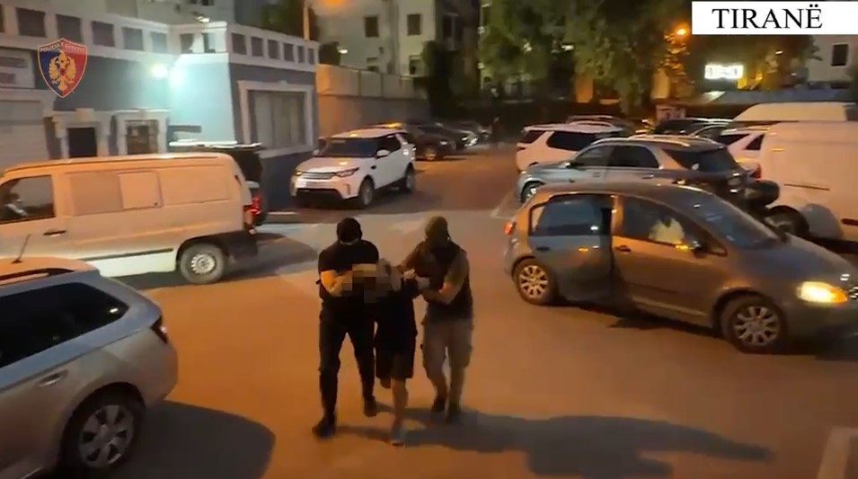 Me pistoletë të mbështjellë me letër kuzhinë në makinë  policia  26 vjeçari do e shiste