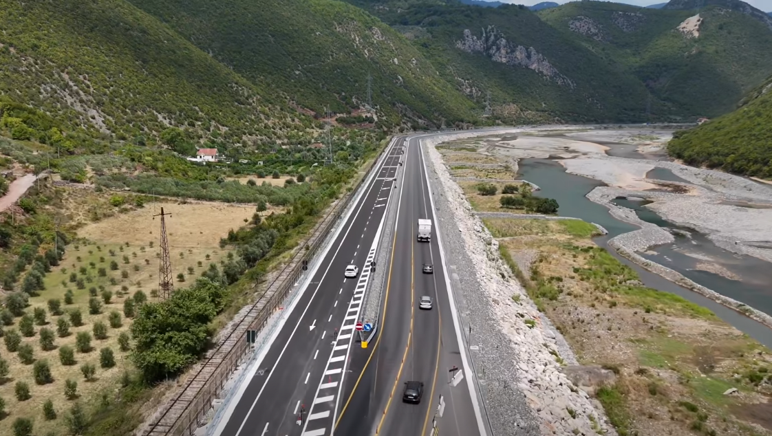 Hapet një tjetër segment i Korridorit VIII  Rama publikon pamjet  Përmirësohet qarkullimi dhe siguria rrugore