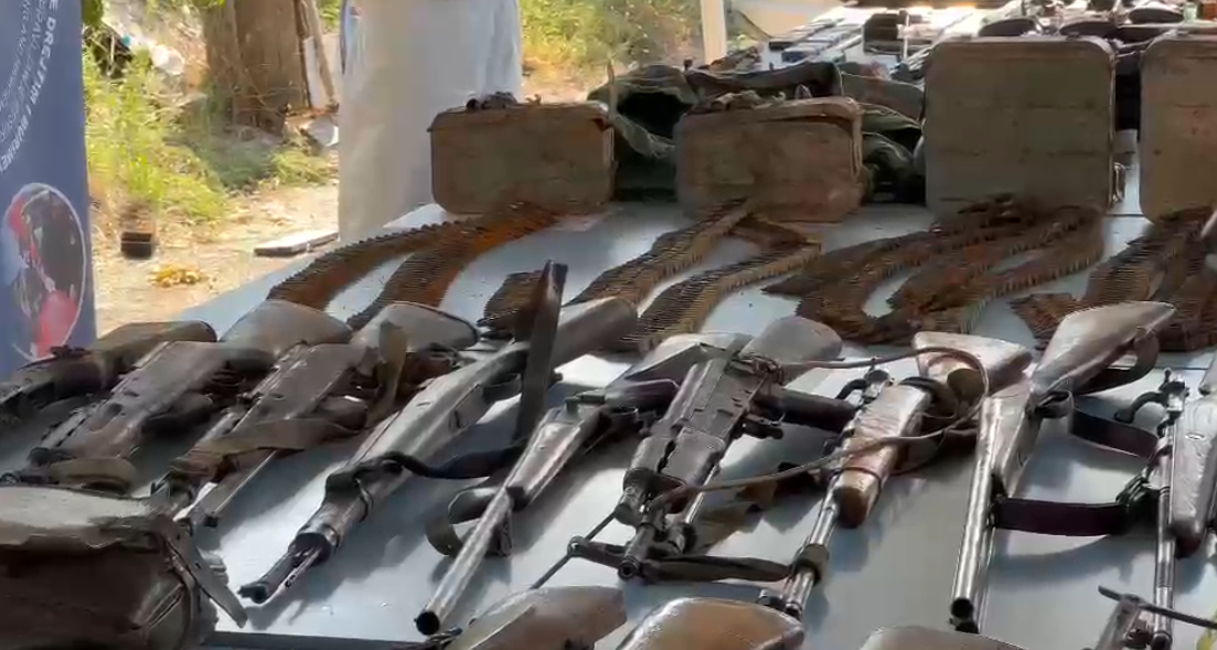 Zbulohet arsenal armësh në Kosovë  policia gjen pushkë  automatikë  municione dhe uniforma ushtarake