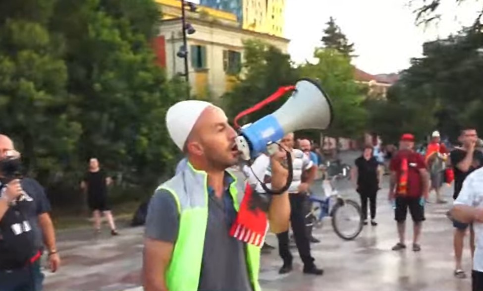Dita e 64 e protestës  nis grumbullimi i qytetarëve në sheshin  Skënderbej 