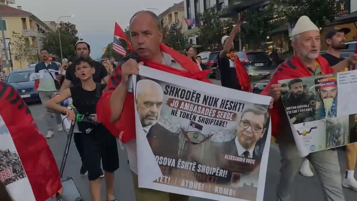 Shkodranët protestojnë kundër konsullatës serbe  qytetari  Serbia të kërkojë falje për krimet që ka bërë dhe të njohë Kosovën