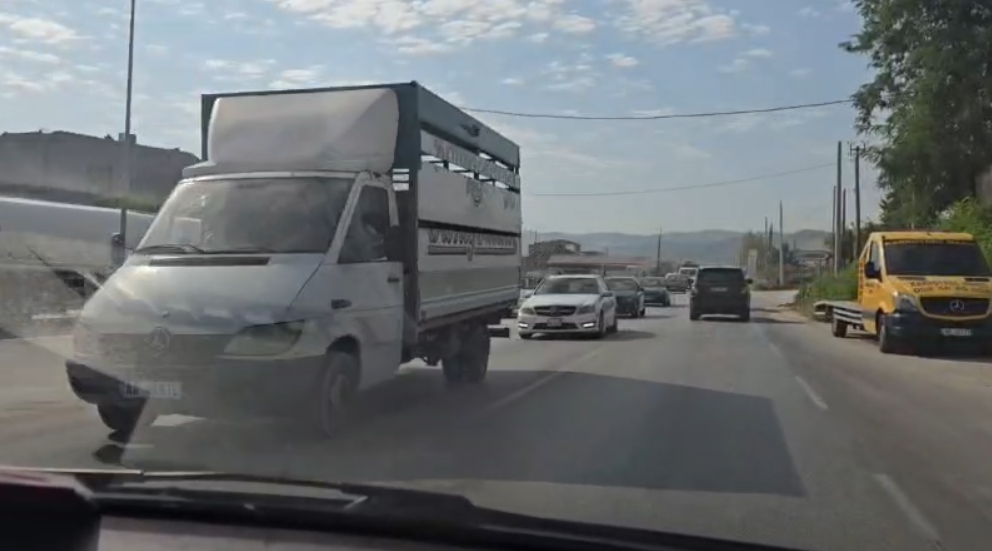 Rëndohet trafiku në aksin Fier Kthesa e Patosit  krijohen kolona kilometrike
