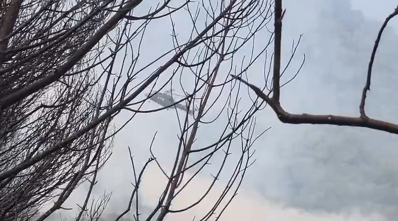 Situatë e vështirë nga zjarri në Mallakastër  era favorizon flakët  helikopterët rifillojnë operacionin